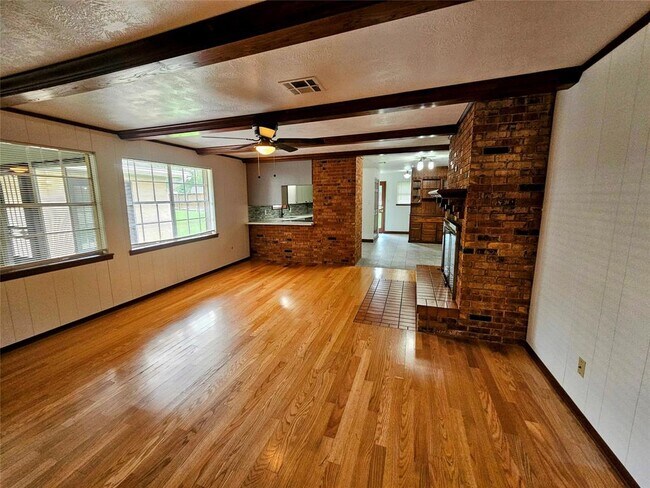 Building Photo - 2015 Silver Leaf Dr