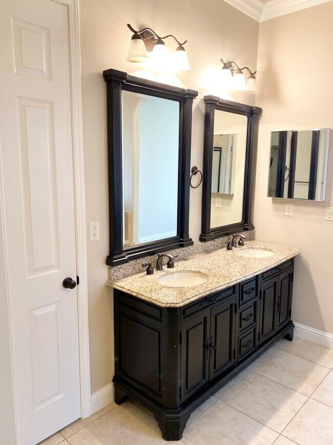 Building Photo - Beautiful 3-Bed, 2-Bath Near Sanger West High School