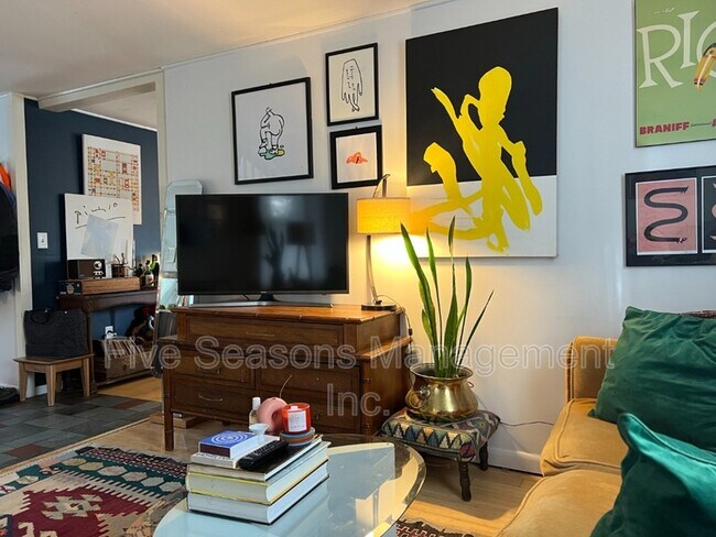 Building Photo - 285 1/2 Weaver Street