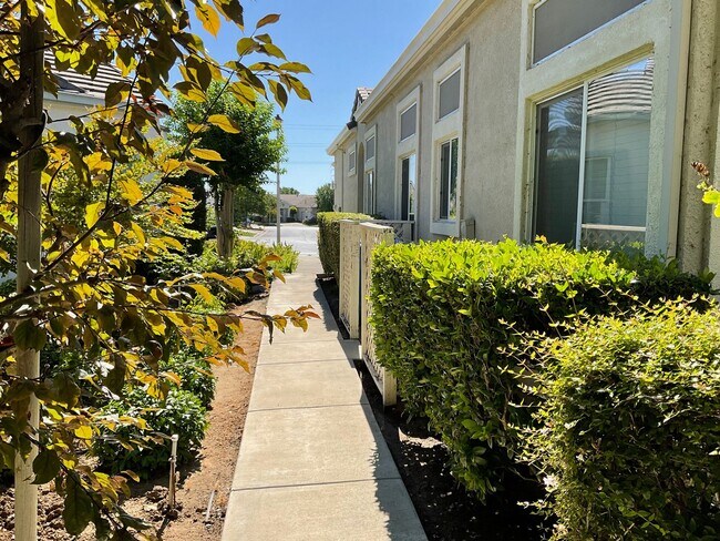 Building Photo - Gorgeous Summerset Duet in Gated 55+ Community