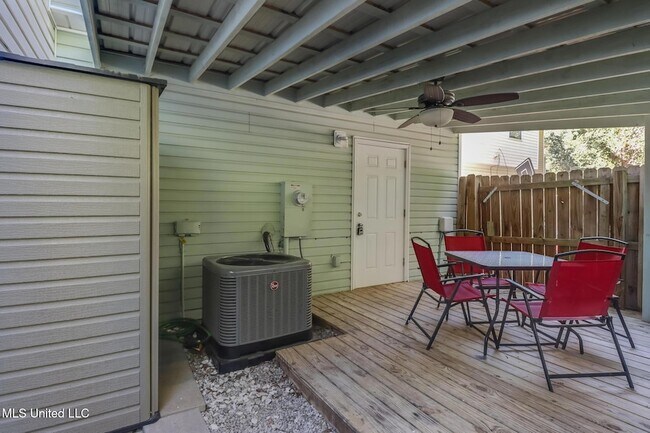 Building Photo - 1229 Century Oaks Dr