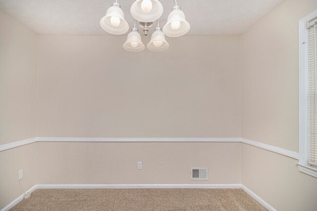Building Photo - 4 Bedroom 3 Bath Home