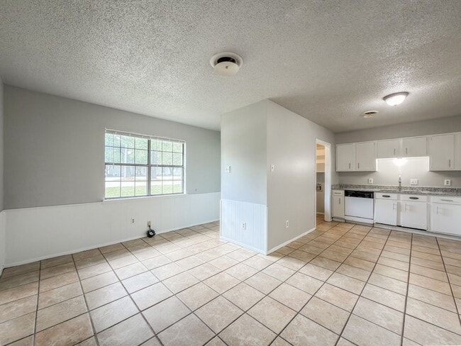 Building Photo - 2802 Grinnell Ave