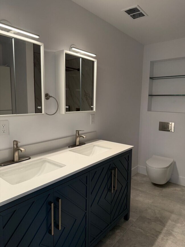 Building Photo - Fully Remodeled 3 Bedroom/ 2 Bathroom Duplex w/ Modern Finishes & Private Yard!