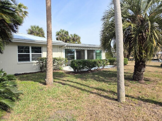 Building Photo - Beautiful 2-bedroom, 2-bath waterfront villa