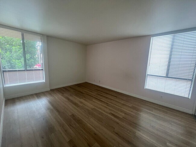 Building Photo - Spacious 2 Bedroom, 2 Bathroom, Canoga Par...