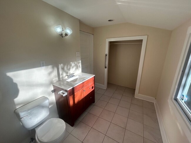 Building Photo - 1506 Charlton St