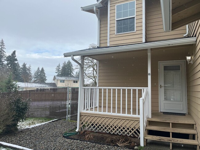 Building Photo - Puyallup 3 Bedroom Duplex.