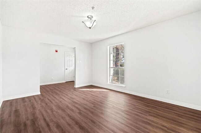 Building Photo - 1240 Lynchburg Ct