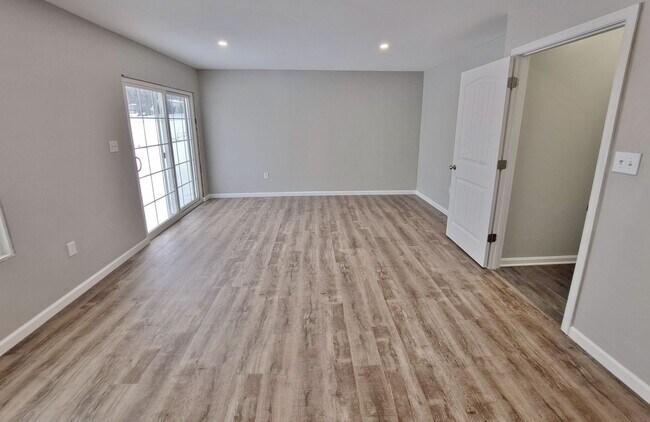 Building Photo - 3 Bed / 2-1/2 Bath  Single Family Town Home w/Attached1 Car Garage