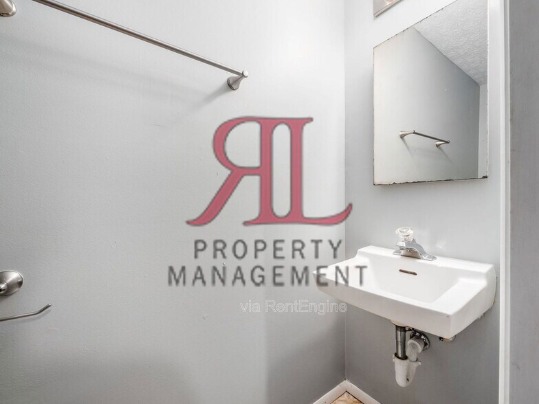 Building Photo - 6678 Manring Ct