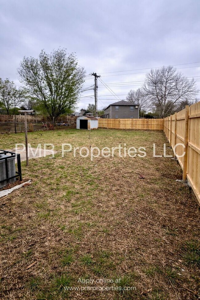 Building Photo - 2 Bedrooms / 1 Bathroom House