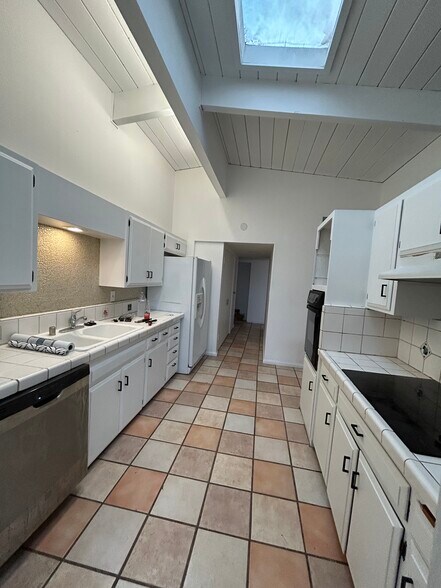 Primary Photo - 8418 Encino Ave