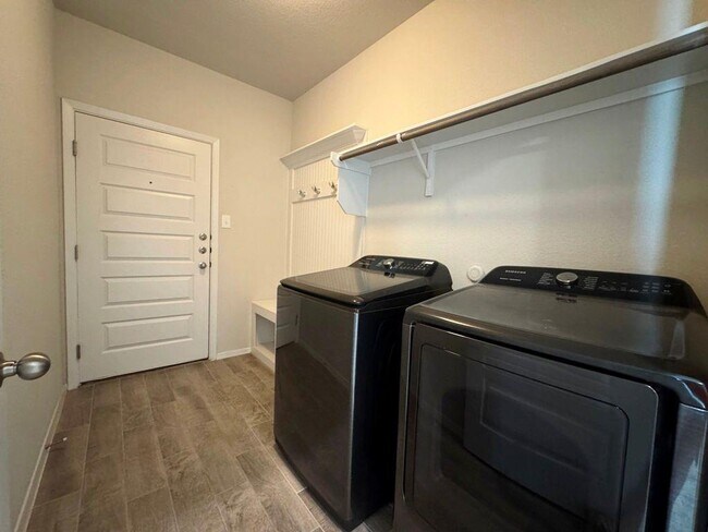 Building Photo - 295 Rimrock Ct