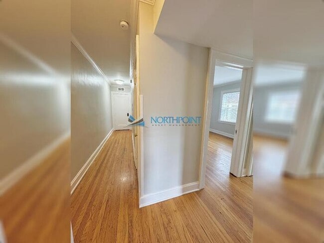 Building Photo - Amazing Top Floor 2bedroom w/Den Plaza Con...