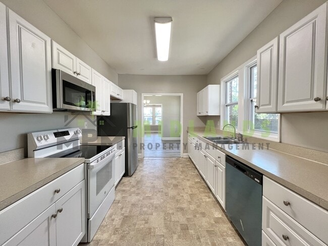 Building Photo - 3202 Belvedere Dr
