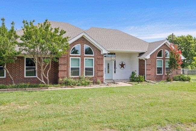 Building Photo - Updated Home with Pool & Shop on 1 acre lot