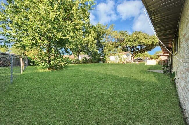 Building Photo - 3806 Charriton Dr