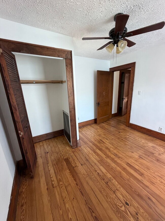 Building Photo - 316 N Sycamore St