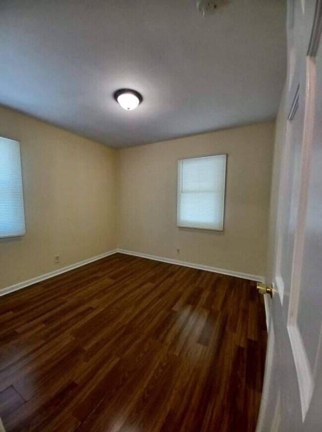 Building Photo - 1233 Benton St