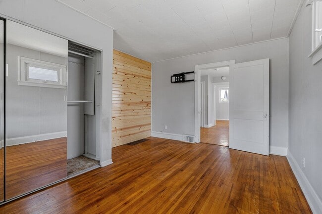 Building Photo - Your Timeless Haven in St. Paul for $2,599/month! $250 OFF 1st MONTH!