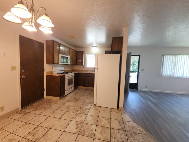 Building Photo - 615 Cowles Ave