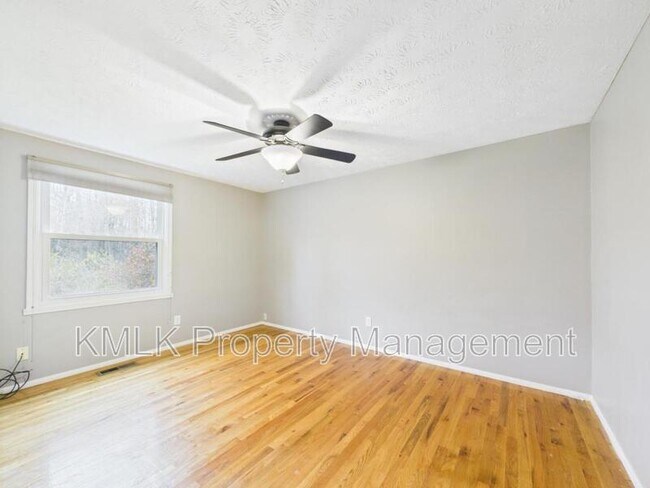 Building Photo - 874 Pleasant St