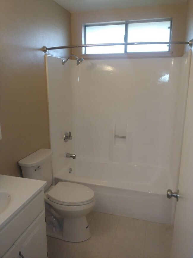 Building Photo - 798