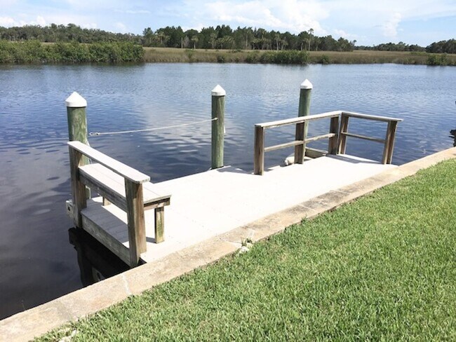 Building Photo - Furnished condo with dock!