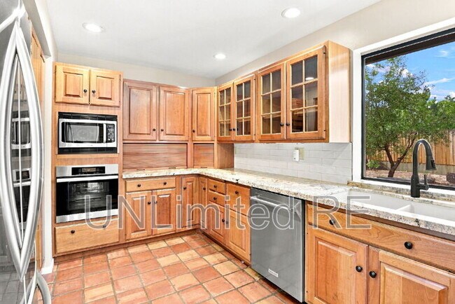 Building Photo - 2700 W Lynette Dr