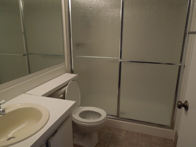 Building Photo - 2699 Pine Ridge Way E