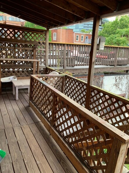 Outside 1a - 1829 Swann St