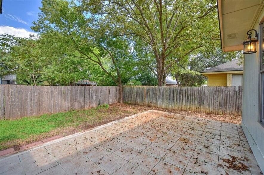 Building Photo - 2010 Elder Way