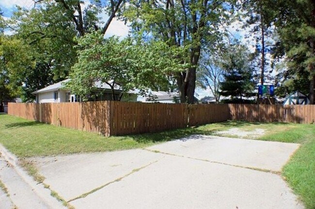 Building Photo - Corner Lot Charm: Spacious 3-Bed Home with Fireplace and Prime Location