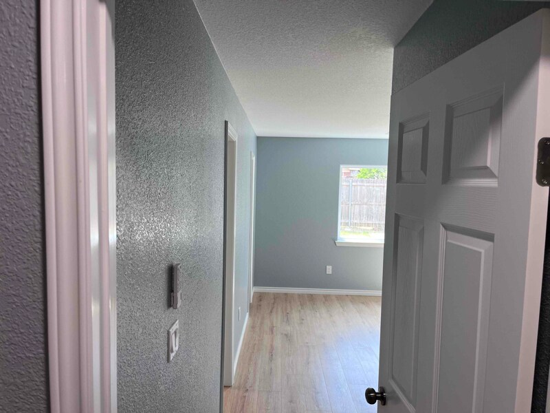 Building Photo - 2604 Creekview Dr