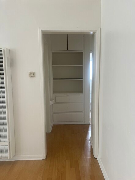 Building Photo - 511 N La Brea Ave