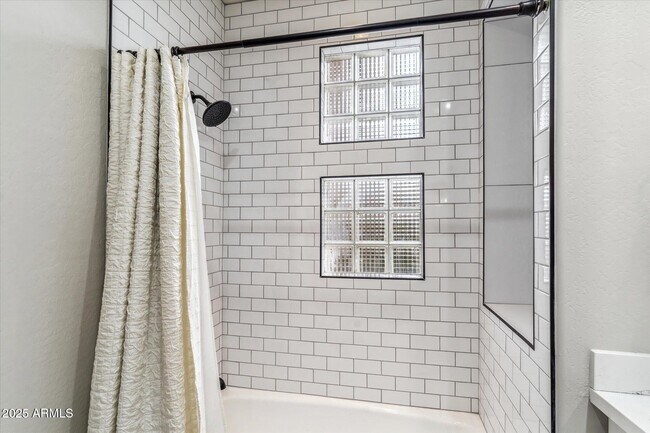 Building Photo - 10695 E Caribbean Ln