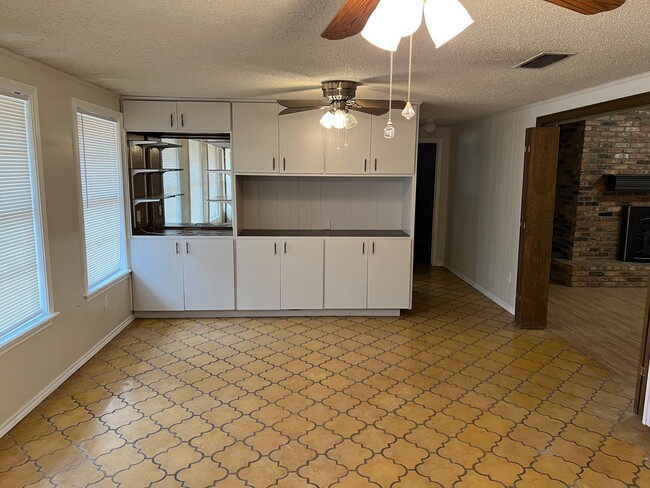 Building Photo - Wow 4 bedroom 3 bath 2 garage  almost 3000...