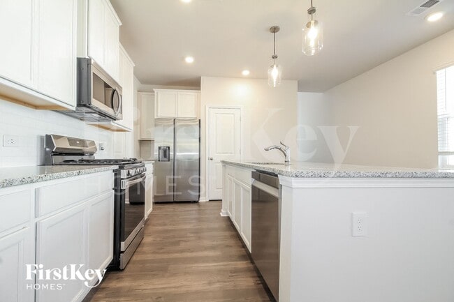 Building Photo - 530 Hillpark Ln