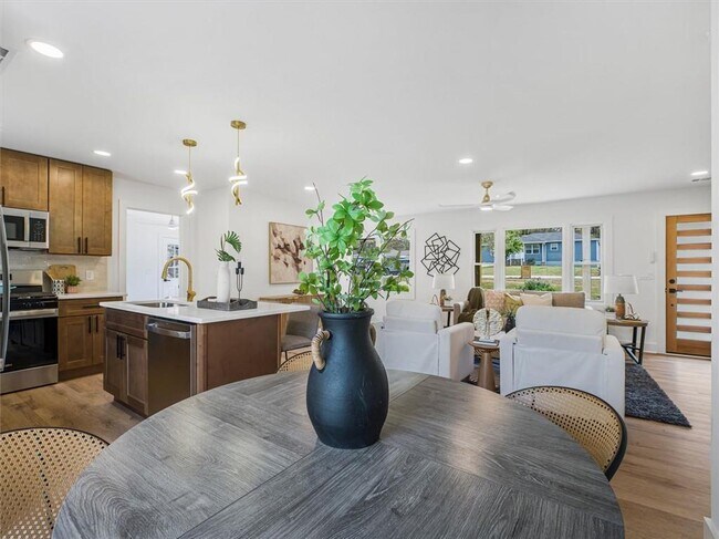 Building Photo - 960 Pine Forest Dr SW