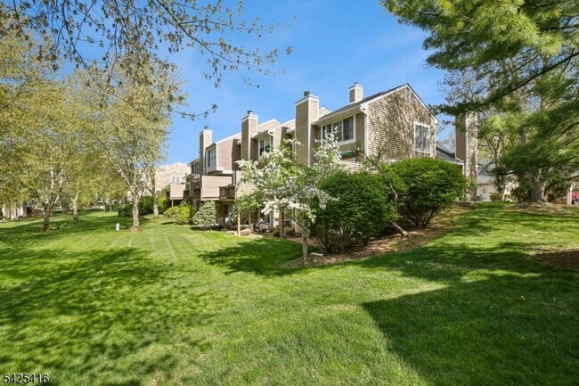 Building Photo - 14 Exeter Rd