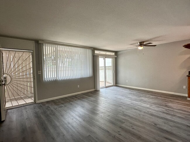 Building Photo - Beautiful 3 Bedroom 2 Bath Condo in Point Loma w/Three Private Patios