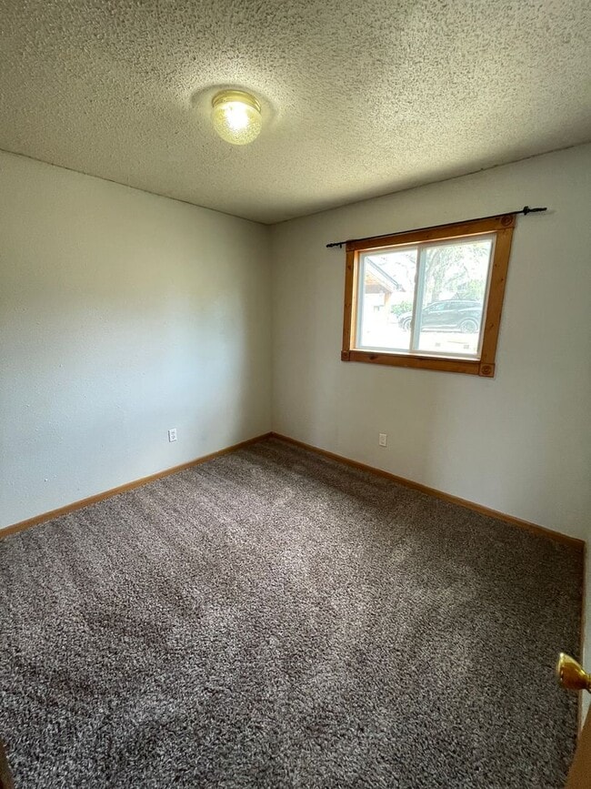Building Photo - 3 Bed, 1 Bath Home for rent. One level living!