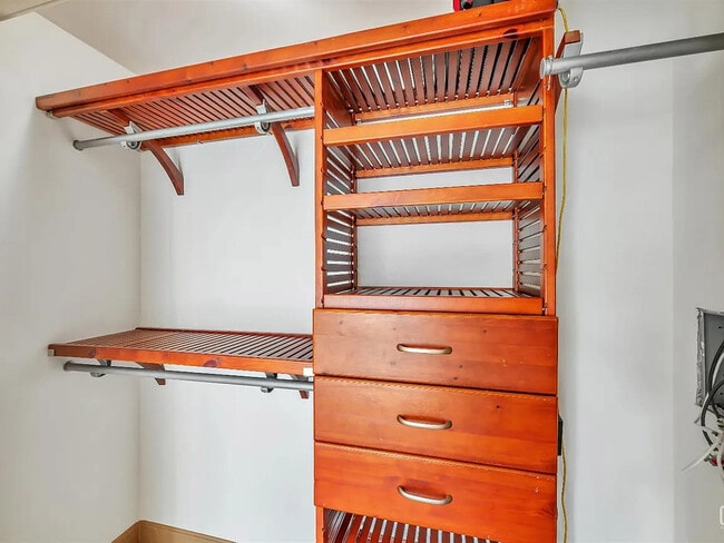 Building Photo - 368 Elm St