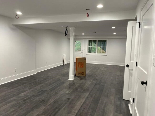 Building Photo - 10 Southfield Ln