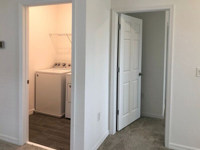 Building Photo - Beautiful 3/2.5 Newly Appointed Home with ...