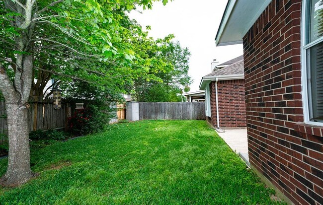 Building Photo - 1626 Maryvale Dr