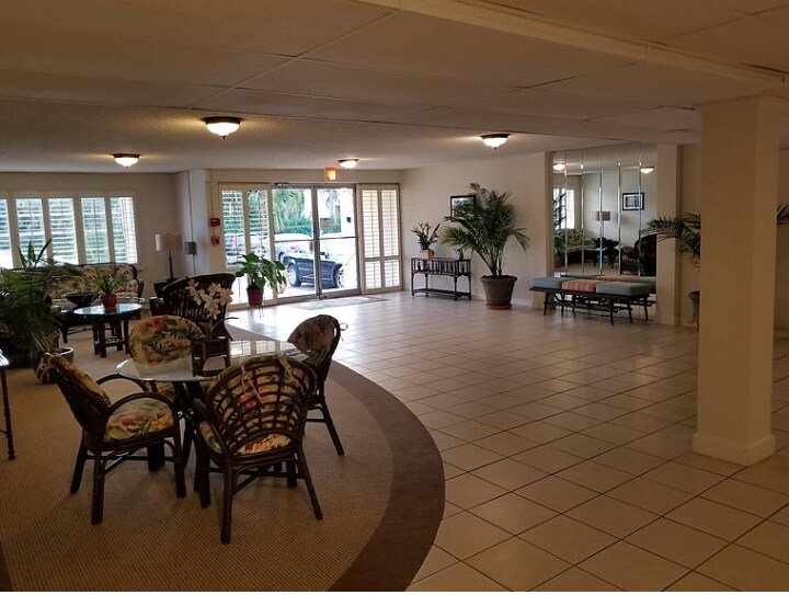 Building Photo - 1516 S Lakeside Dr