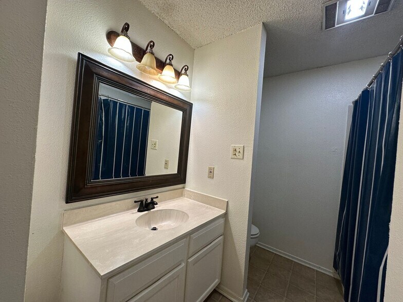 Building Photo - 100 Teal Ln