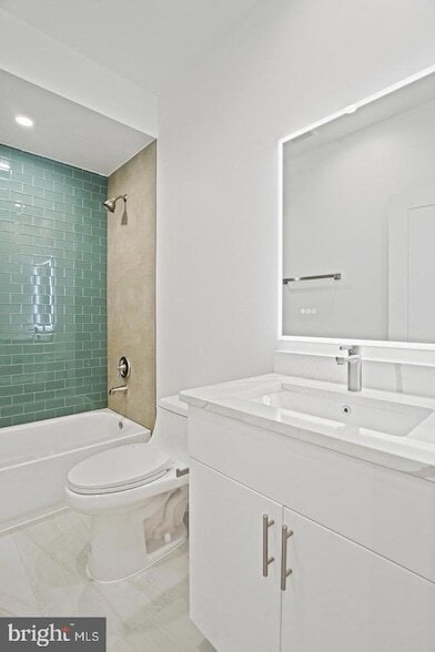 Building Photo - 4421 Kane Pl NE